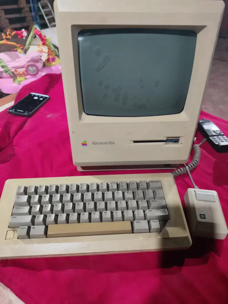 Computador vintage Macintosh Plus con teclado y mouse