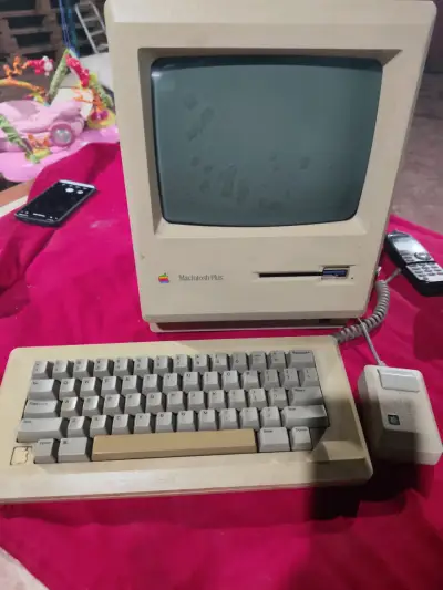Computador vintage Macintosh Plus con teclado y mouse - miniatura 1