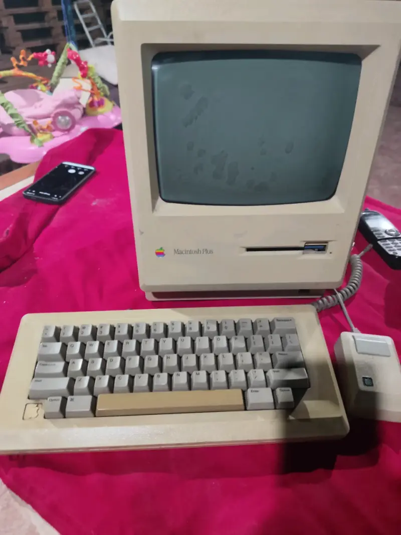 Computador vintage Macintosh Plus con teclado y mouse - 2