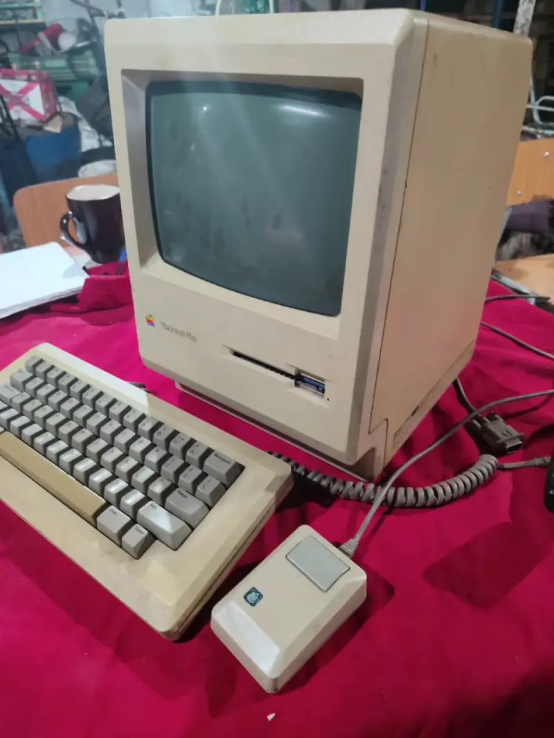 Computador vintage Macintosh Plus con teclado y mouse - 3