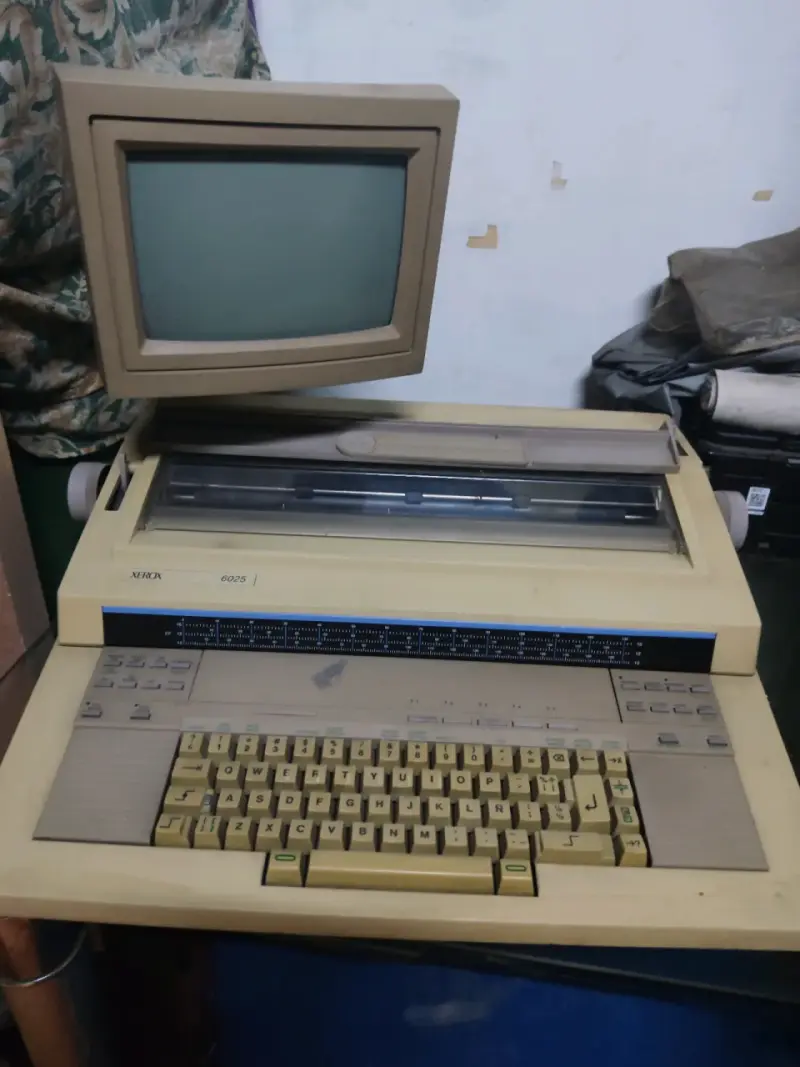 Computador retro Xerox 6025 con monitor
