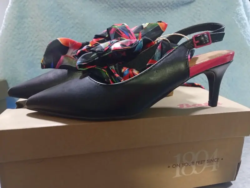 Zapatos de tacón negro con detalle floral