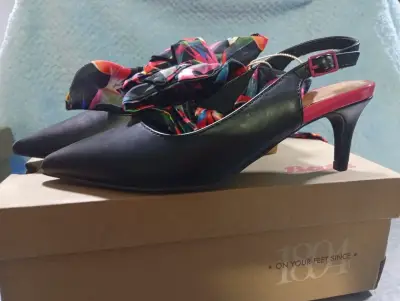 Zapatos de tacón negro con detalle floral - miniatura 1