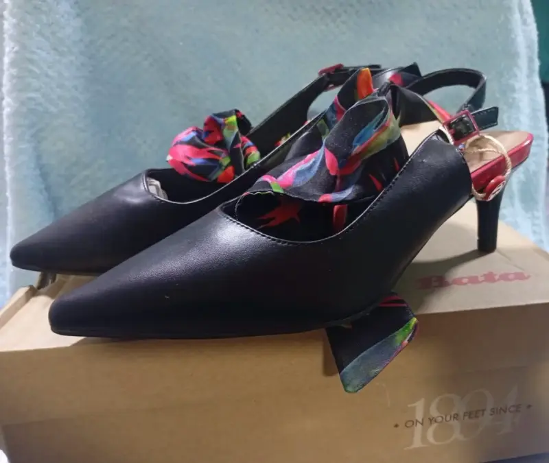 Zapatos de tacón negro con detalle floral - 2