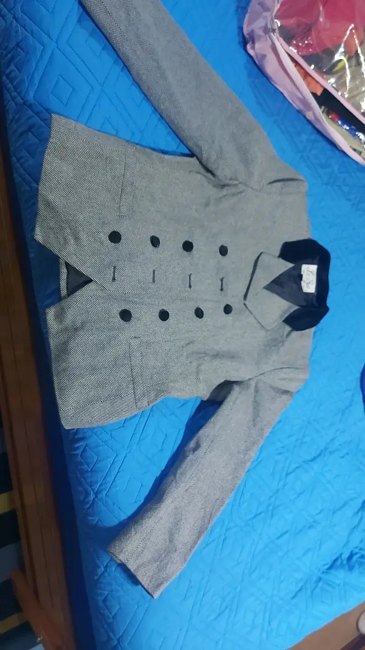 Chaqueta gris de mujer con botones negros - 1
