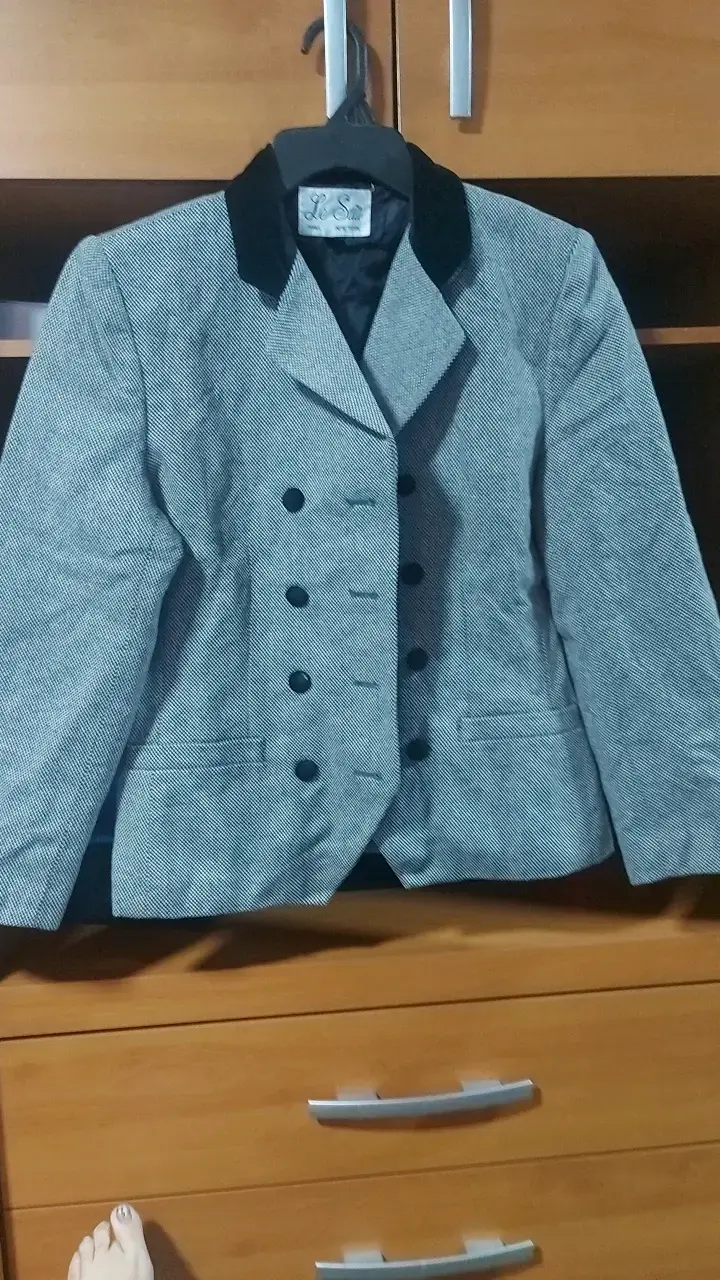Chaqueta gris de mujer con botones negros - 2