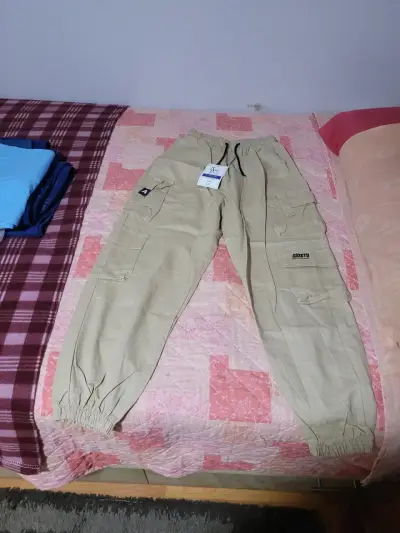 Pantalones cargo beige, de hombre. - miniatura 1
