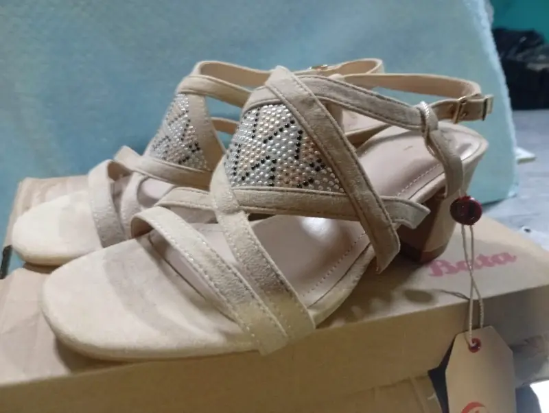Sandalias beige con tacón y brillos