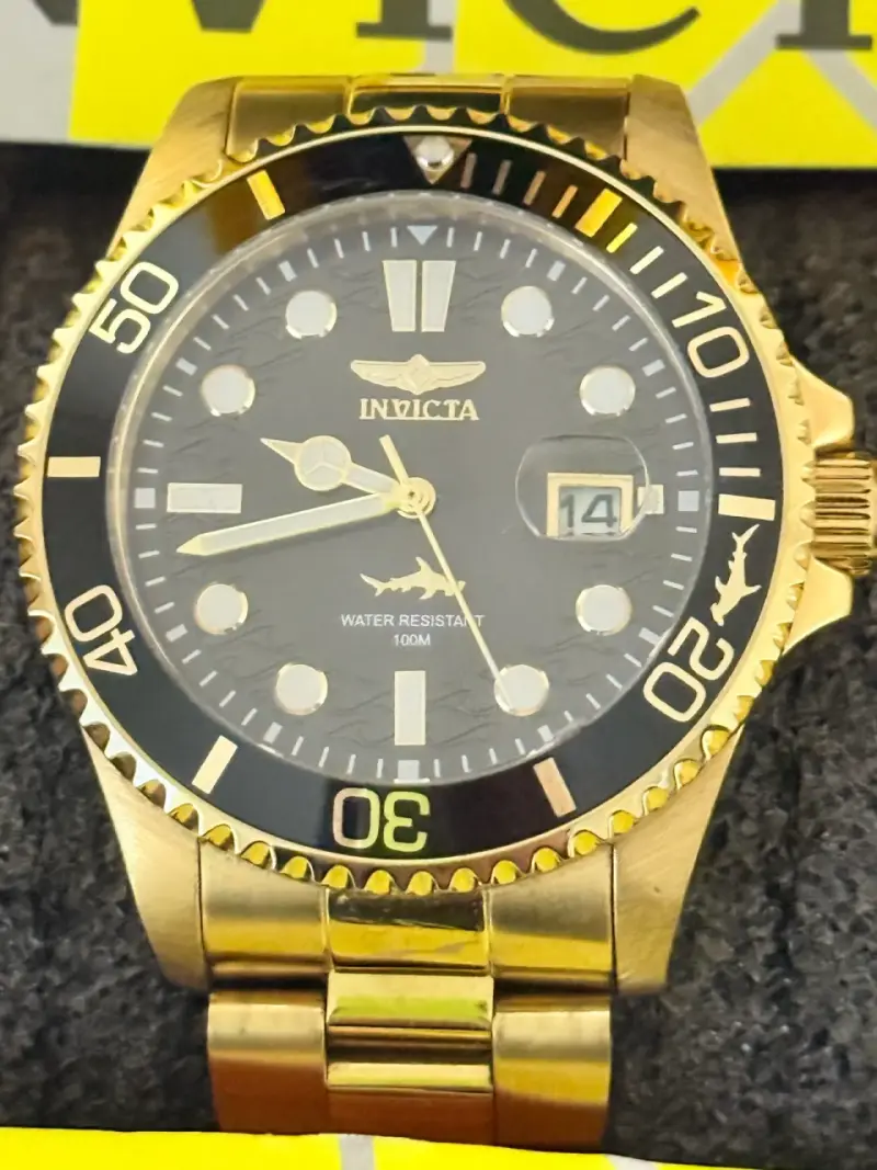 Reloj Invicta dorado resistente al agua - 1
