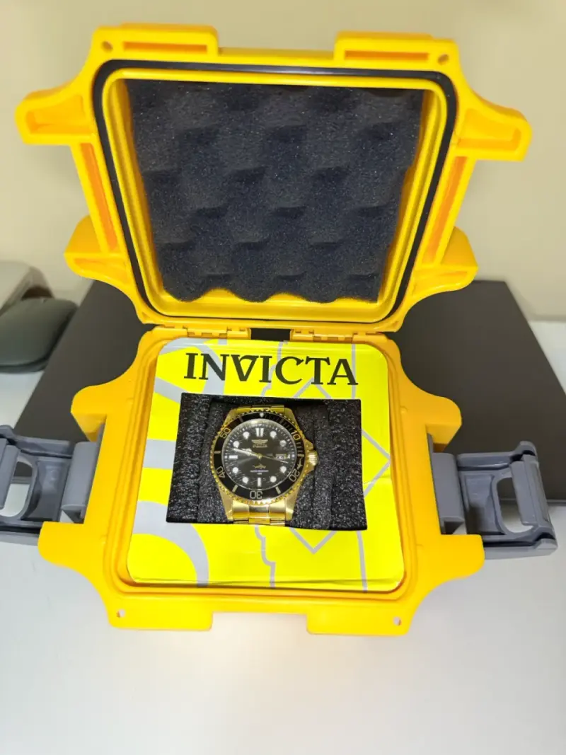 Reloj Invicta dorado resistente al agua - 3