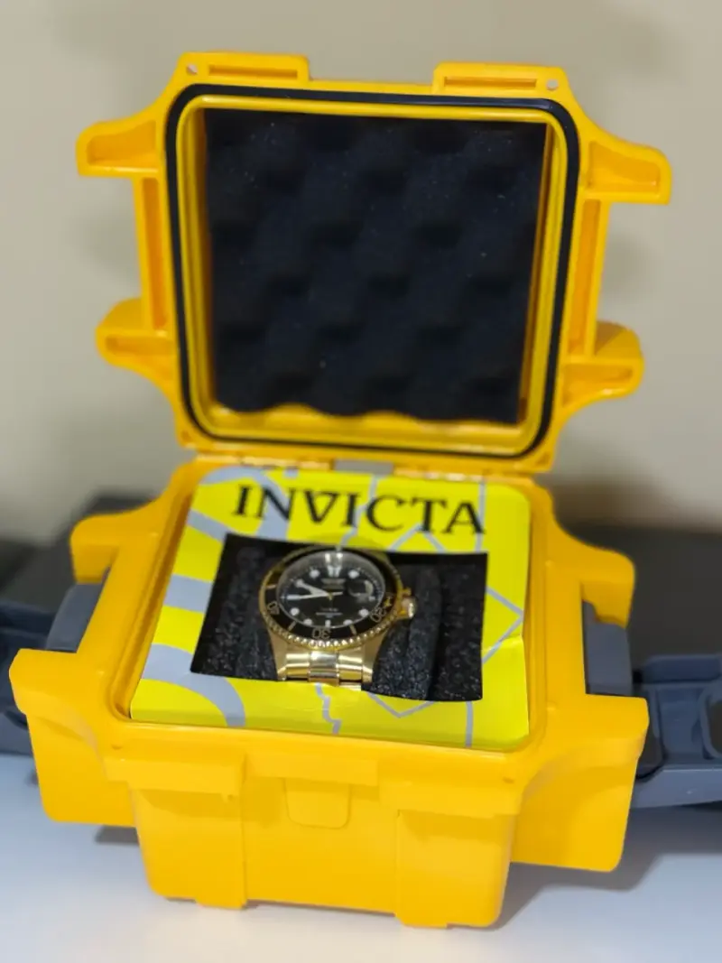 Reloj Invicta dorado resistente al agua - 5