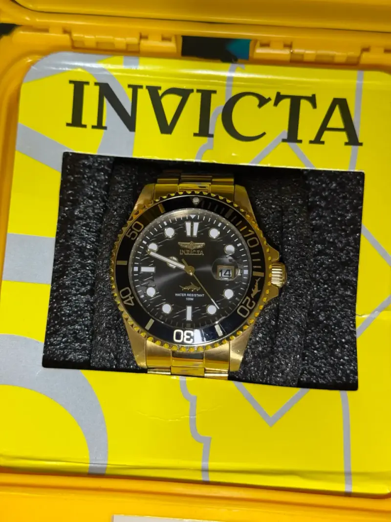 Reloj Invicta dorado resistente al agua - 6