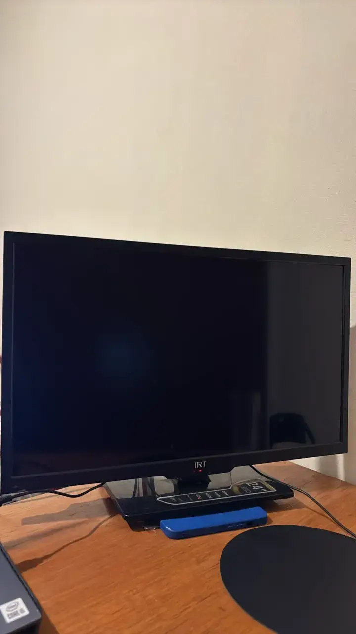 Televisor LED IRT 24 pulgadas en buen estado