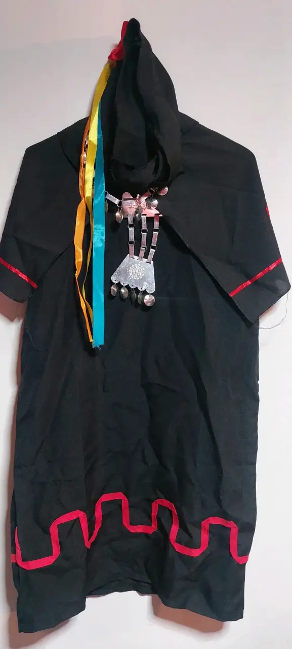 Vestido tradicional mapuche con adornos metálicos - 1