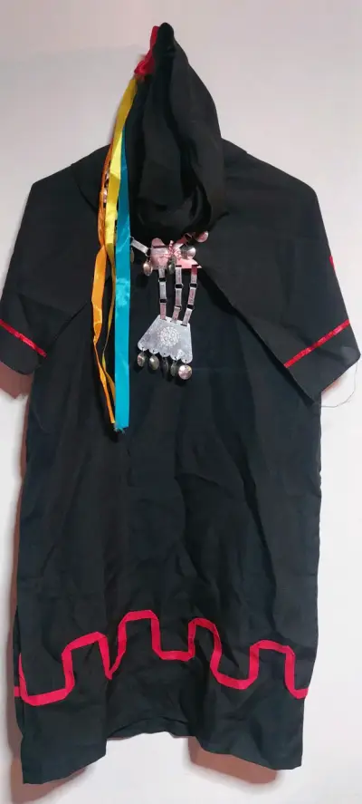 Vestido tradicional mapuche con adornos metálicos - miniatura 1