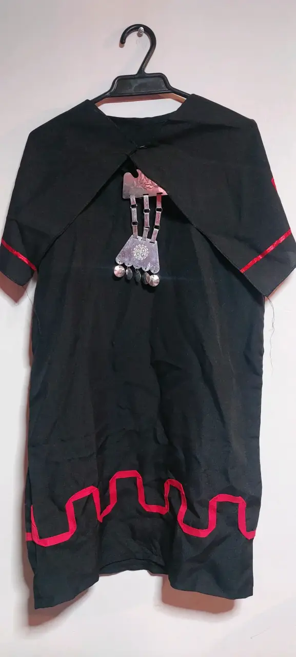 Vestido tradicional mapuche con adornos metálicos - 2