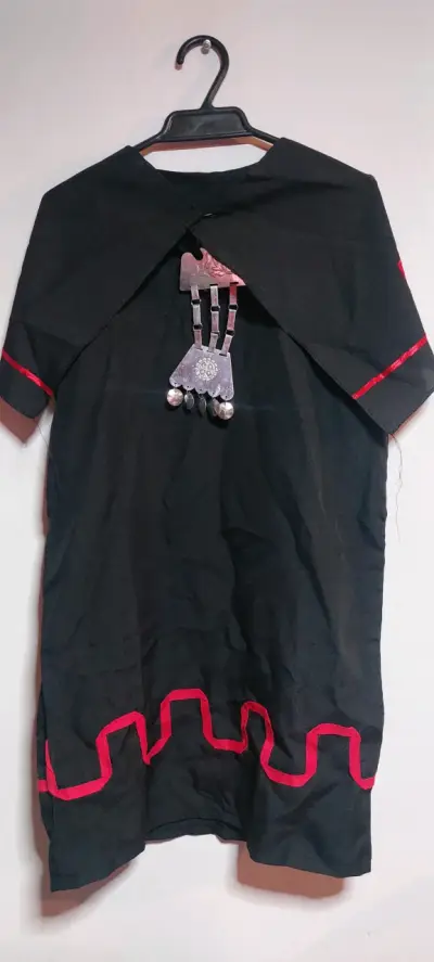 Vestido tradicional mapuche con adornos metálicos - miniatura 2