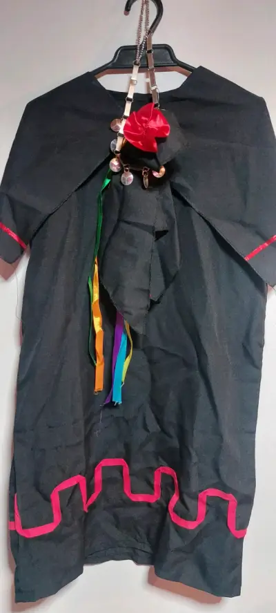 Vestido tradicional mapuche con adornos metálicos - miniatura 3