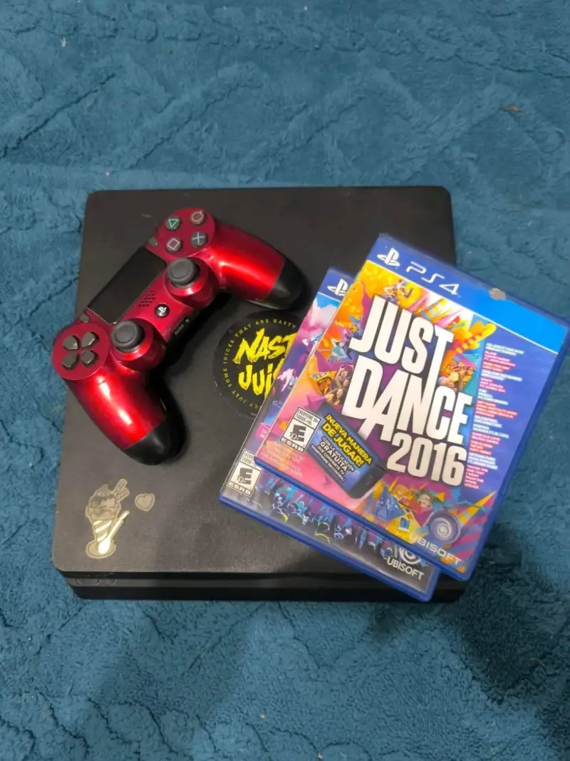 Consola PS4 con control y juego Just Dance 2016 - 1