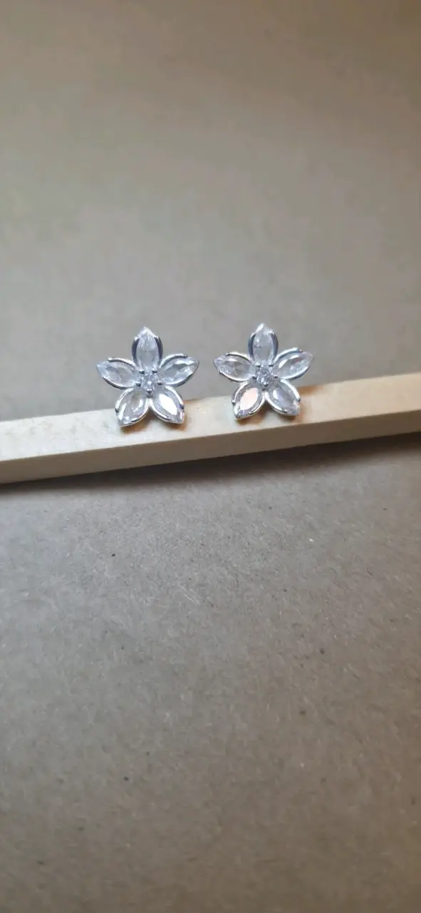 Aros de flor en plata brillante