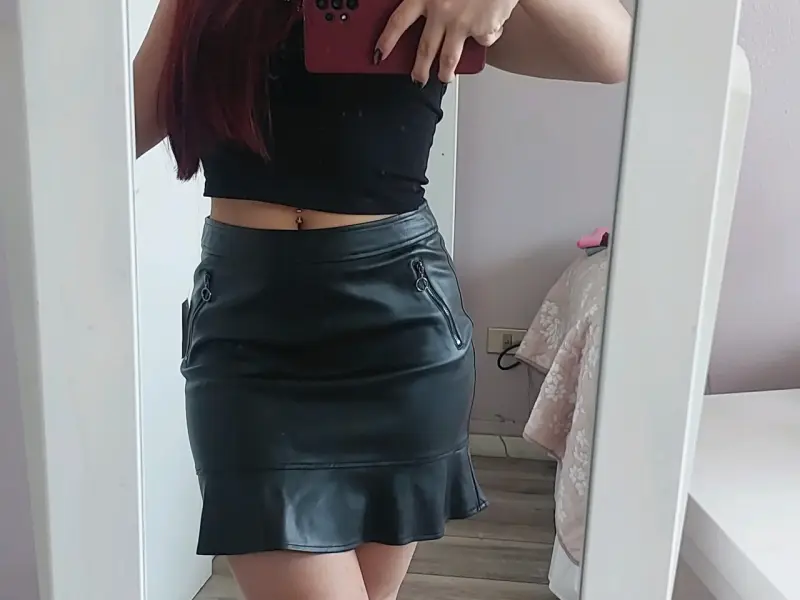 Falda corta negra de cuero sintético con volantes - 1