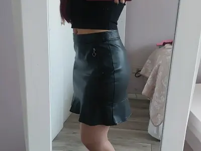 Falda corta negra de cuero sintético con volantes - miniatura 2