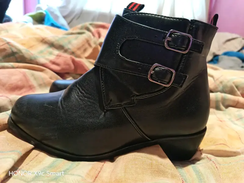 Botines negros de cuero con hebillas
