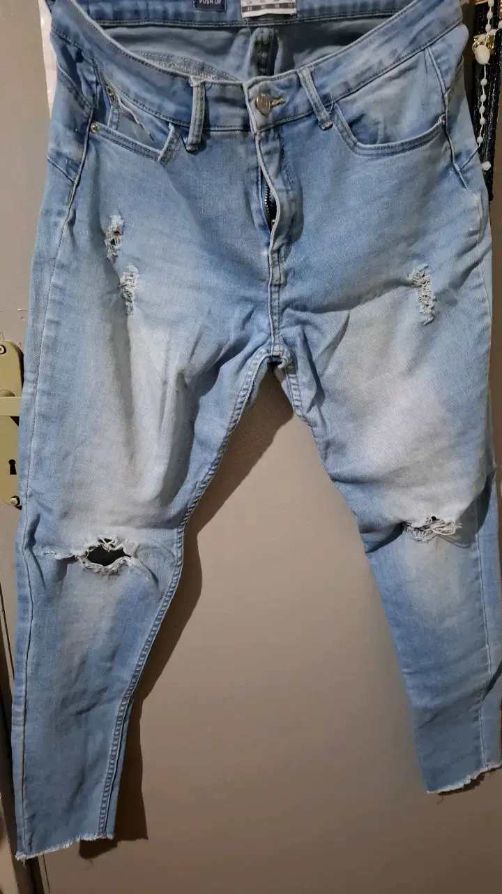 Jeans azules desgastados para mujer