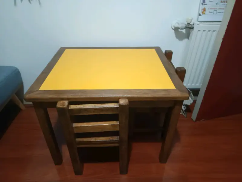 Mesa infantil de madera con sillas - 1