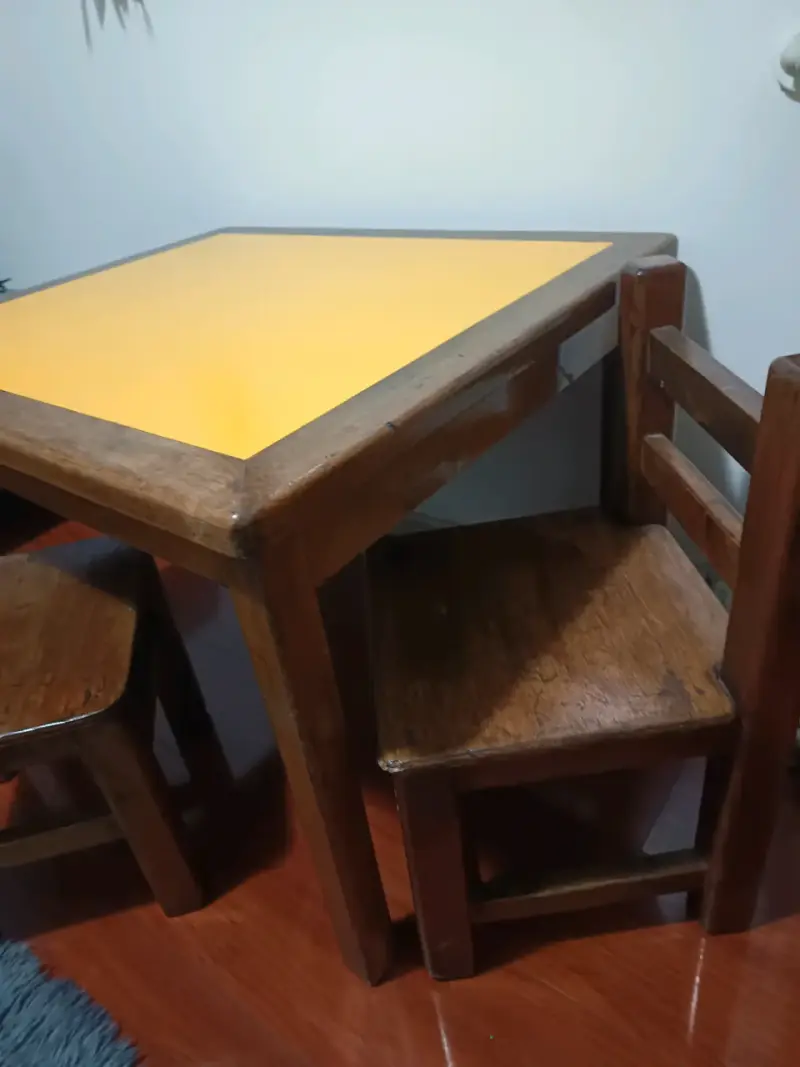 Mesa infantil de madera con sillas - 2