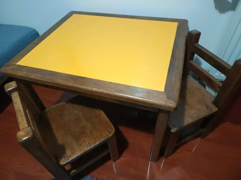 Mesa infantil de madera con sillas - 3