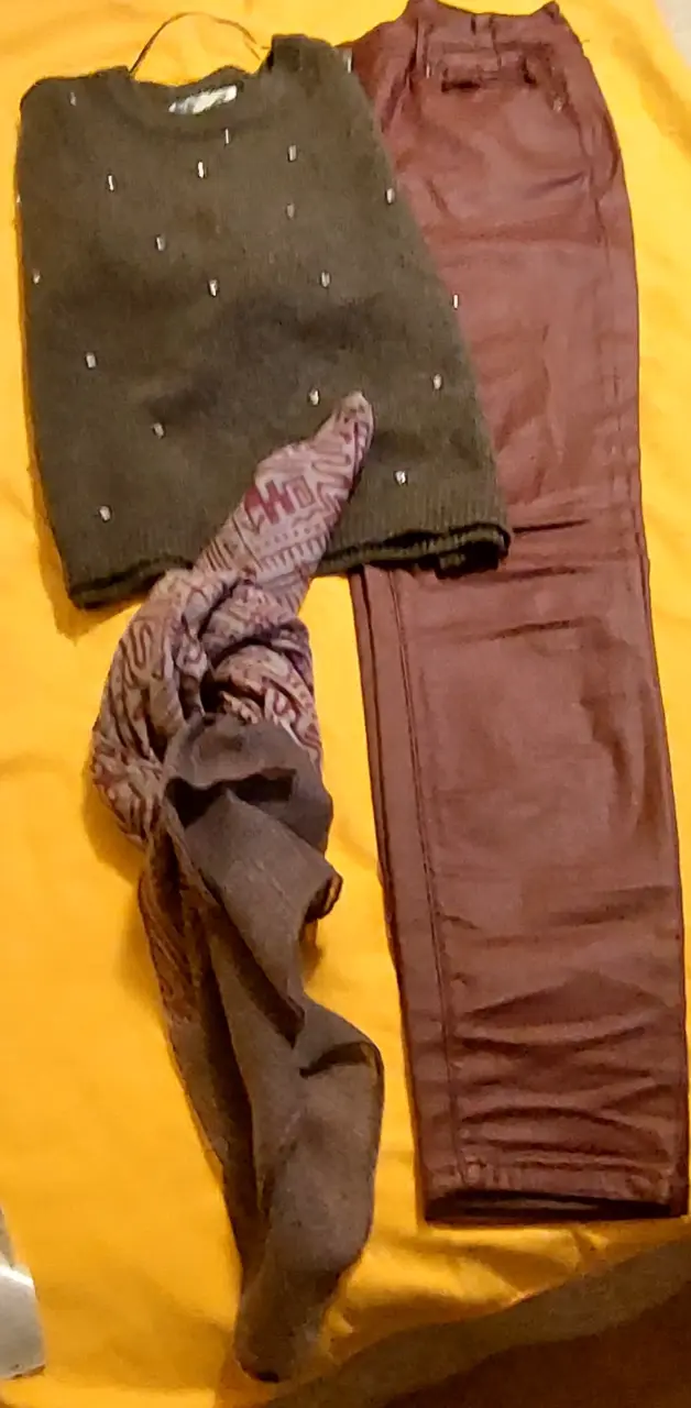 Conjunto de suéter y pantalone burdeos para mujer - 1