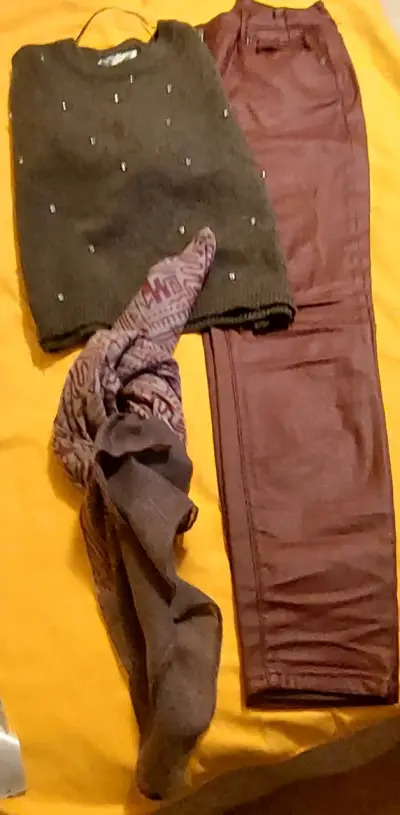 Conjunto de suéter y pantalone burdeos para mujer - miniatura 1