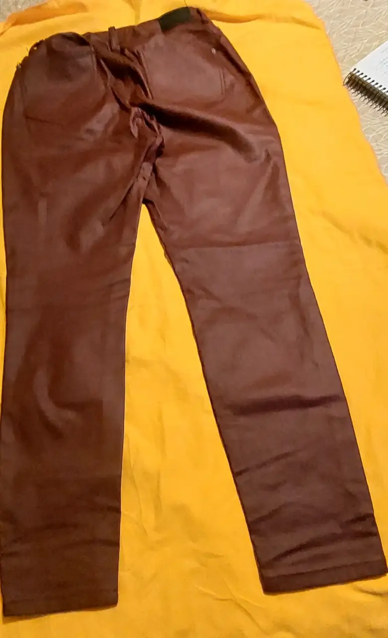 Conjunto de suéter y pantalone burdeos para mujer - 4