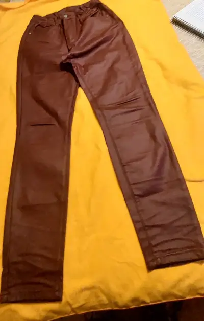 Conjunto de suéter y pantalone burdeos para mujer - miniatura 5