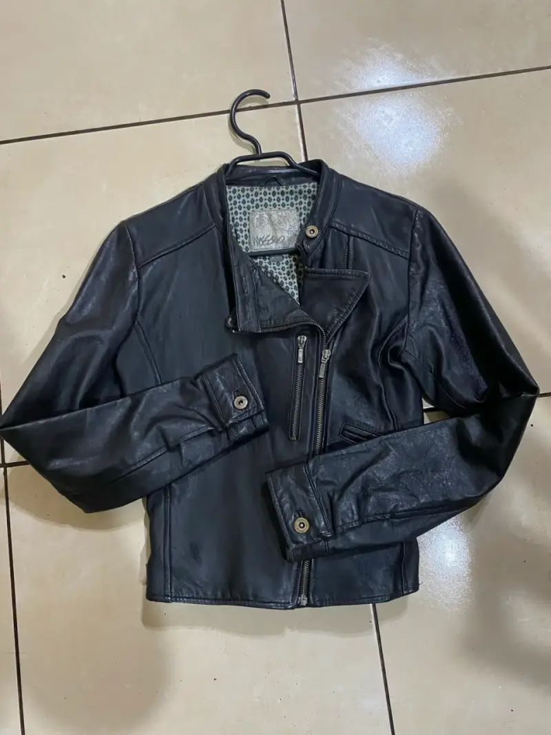 Chaqueta de cuero negra estilo motociclista para mujer - 1