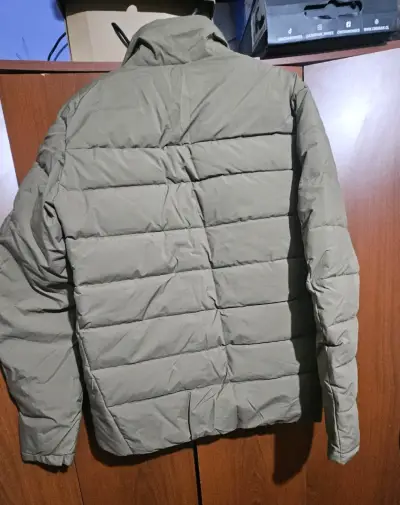Chaqueta acolchada verde oliva para hombre - miniatura 2