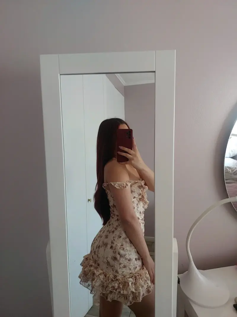 Vestido corto floral con volantes - 1