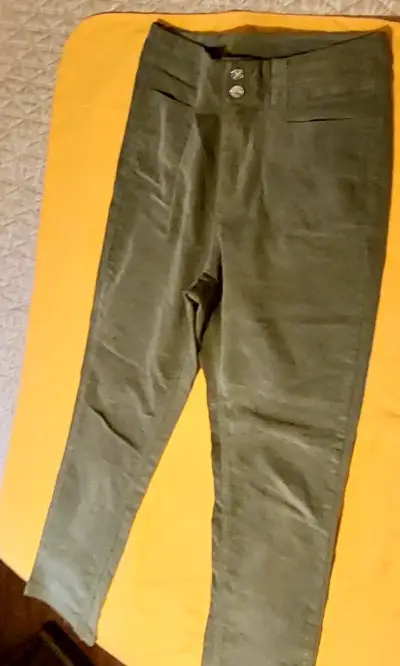 Conjunto de pantalón verde y chaleco beige - miniatura 3