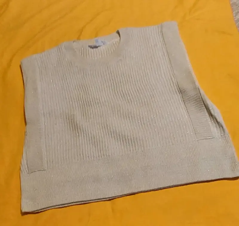 Conjunto de pantalón verde y chaleco beige - 4