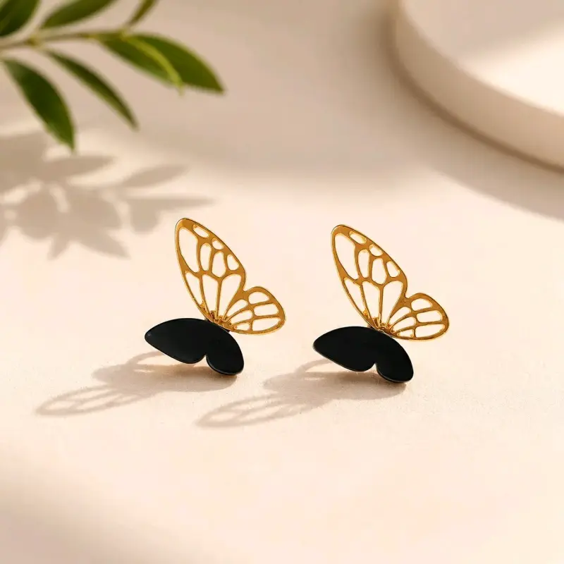 Aros de mariposa dorados y negros