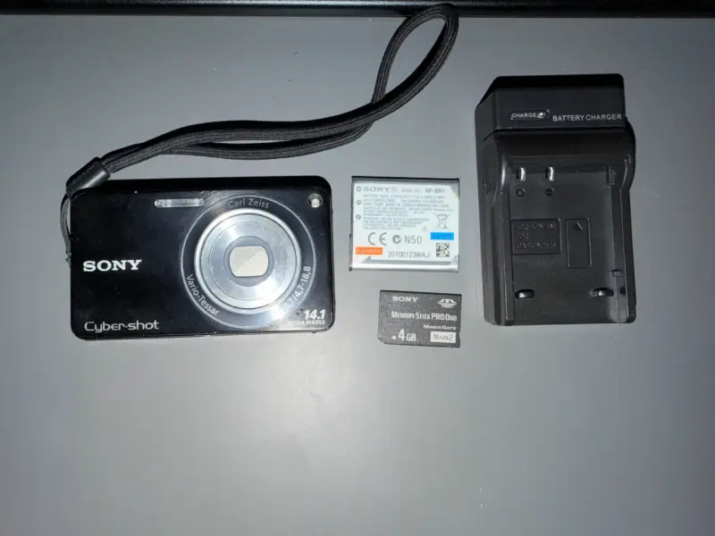 Cámara Sony Cyber-shot 14.1 MP con accesorios - 1