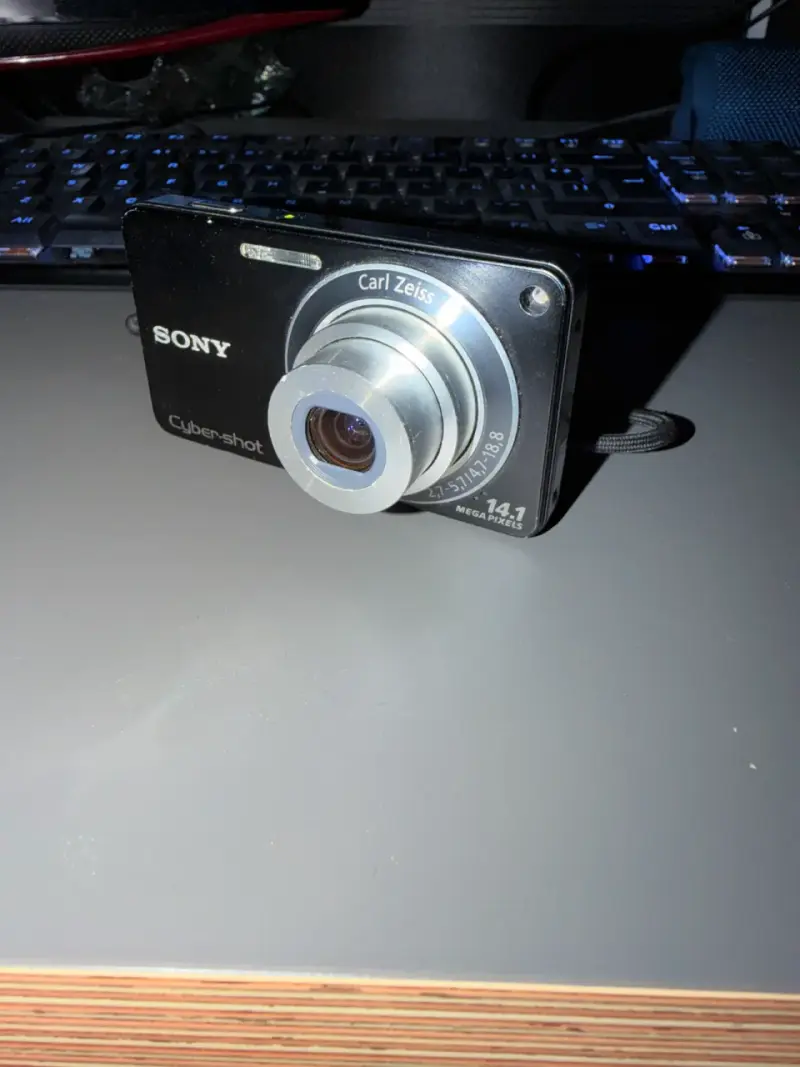 Cámara Sony Cyber-shot 14.1 MP con accesorios - 2