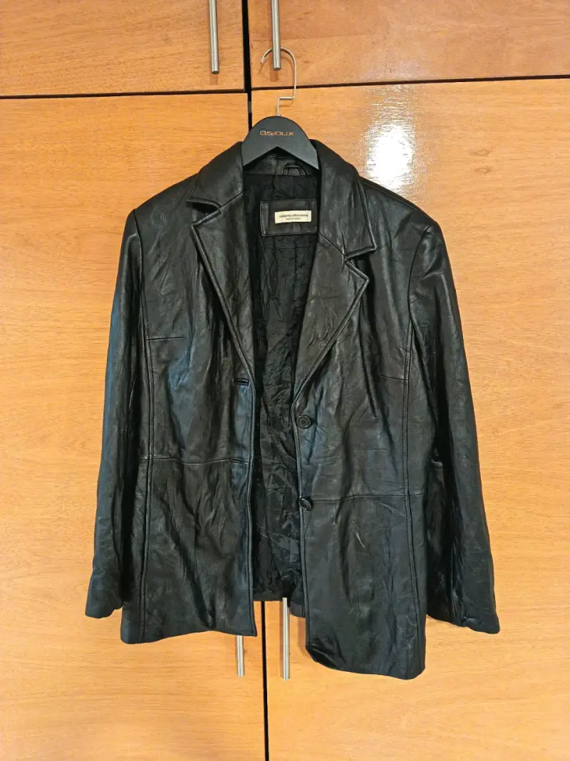 Chaqueta de cuero negra para mujer - 1