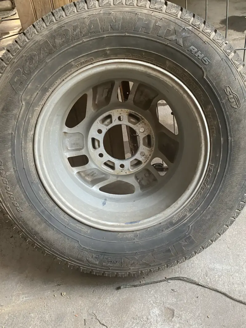 Neumático Nexen Roadian HTX RH5 con llanta - 1