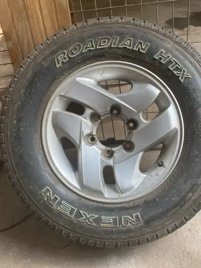 Neumático Nexen Roadian HTX RH5 con llanta - miniatura 2