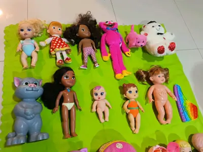 Lote de muñecas y juguetes variados para niños - miniatura 4