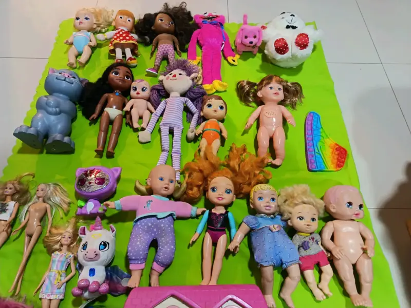 Lote de muñecas y juguetes variados para niños - 7