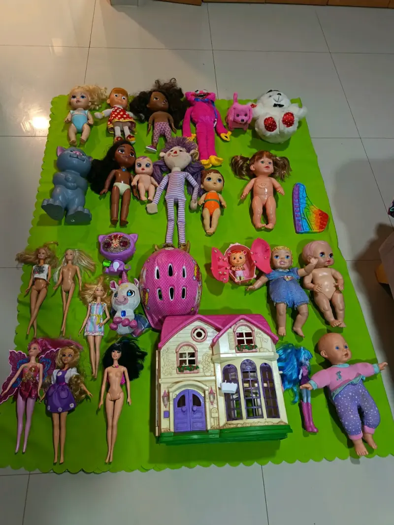 Lote de muñecas y juguetes variados para niños - 11