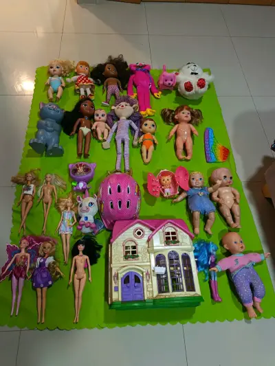 Lote de muñecas y juguetes variados para niños - miniatura 11